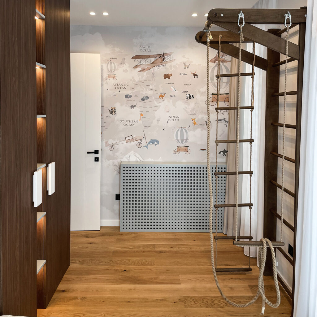 Topla i funkcionalna dječija soba s interaktivnim elementima i kreativnim zidnim ilustracijama koje podstiču igru i maštu.