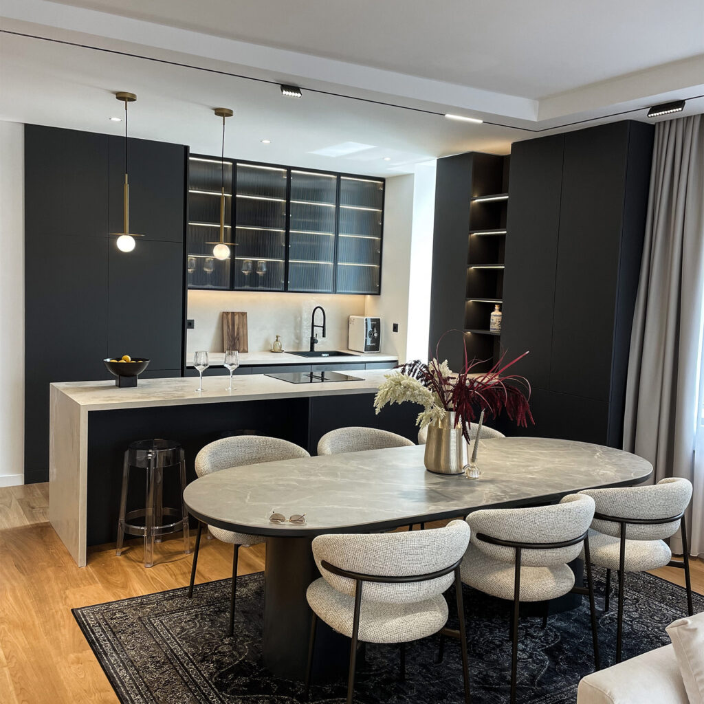 Sofisticirana kuhinja u tamnim tonovima s premium materijalima i ambijentalnom rasvjetom — prostor dizajniran za stil, funkcionalnost i savremeni život.